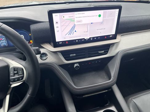 Used 2025 Ford Explorer Active w/ Active Comfort Package image 7