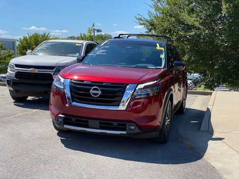 Used 2022 Nissan Pathfinder Platinum w/ Cargo Package AWD/4WD image 3