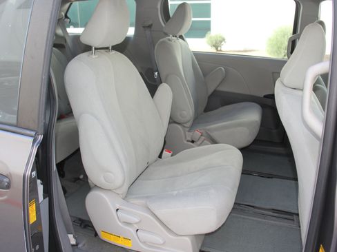 Used 2014 Toyota Sienna L image 22