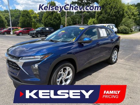 Used 2024 Chevrolet Trax LS w/ LS Convenience Package FWD image 1