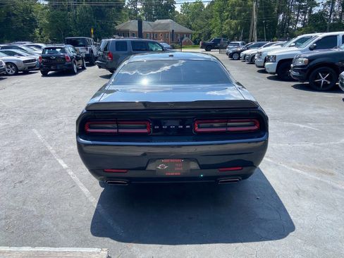 Used 2019 Dodge Challenger SXT image 7