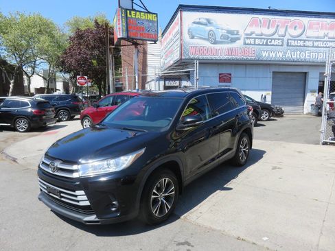 Used 2019 Toyota Highlander LE AWD/4WD image 2