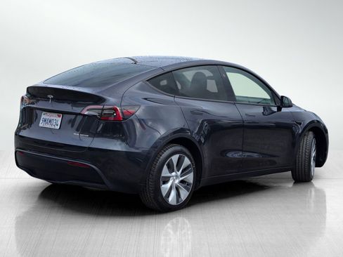 Used 2024 Tesla Model Y Long Range image 4