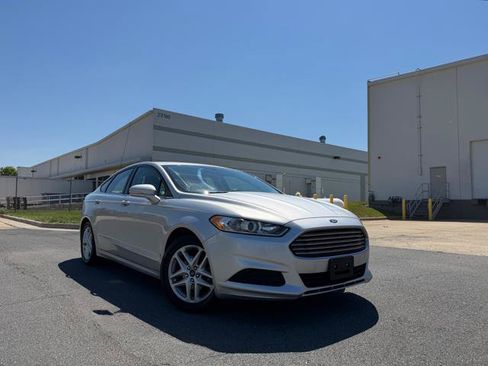 Used 2016 Ford Fusion SE FWD image 2