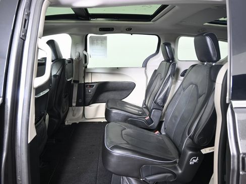 Used 2020 Chrysler Pacifica Limited image 19