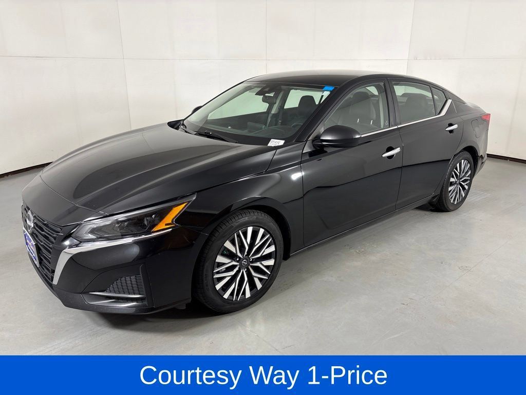 Used 2024 Nissan Altima 2.5 SV FWD image 5