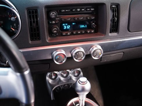 Used 2005 Chevrolet SSR w/ Preferred Equipment Group image 38