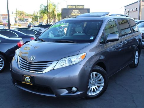Used 2016 Toyota Sienna XLE FWD image 2