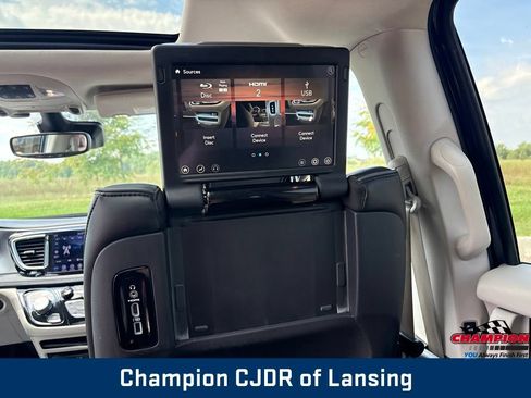 Used 2019 Chrysler Pacifica Limited w/ Tire & Wheel Group FWD image 18