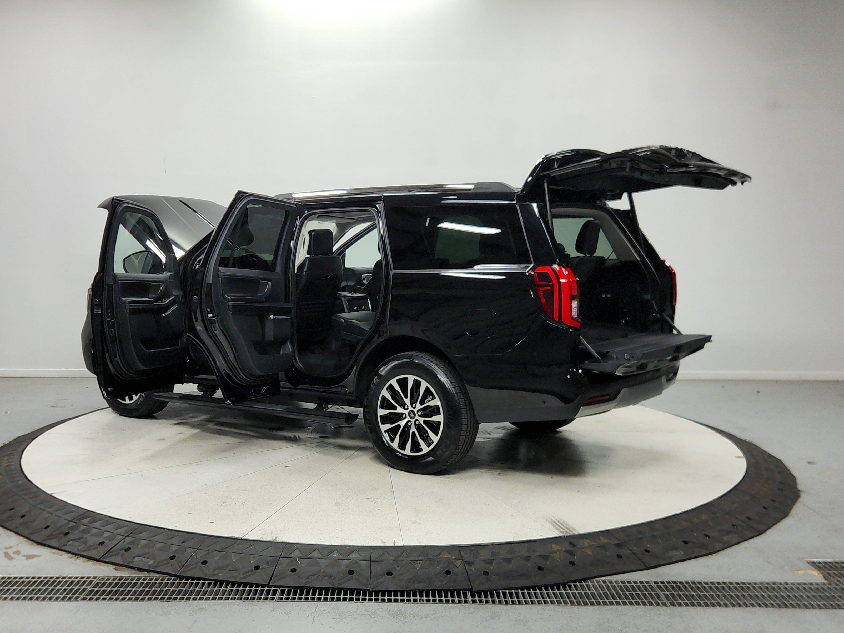 Used 2025 Ford Expedition Platinum AWD/4WD image 14