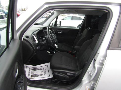 Used 2018 Jeep Renegade Latitude w/ Cold Weather Group image 16