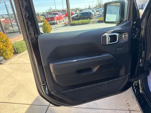 Used 2025 Jeep Wrangler Unlimited Sahara AWD/4WD image 15