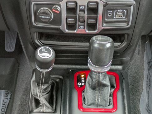 Used 2020 Jeep Gladiator Overland AWD/4WD image 18