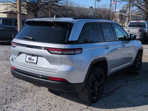New 2025 Jeep Grand Cherokee Altitude AWD/4WD image 8