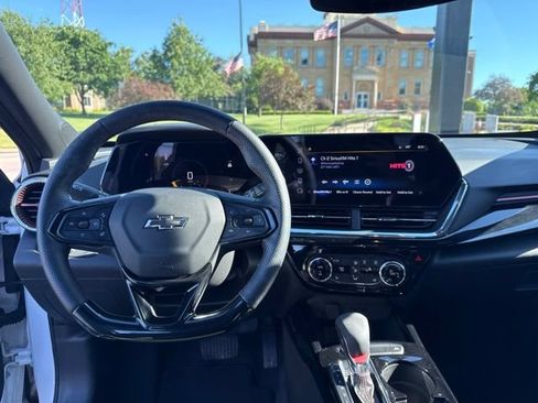 Used 2025 Chevrolet Trax RS w/ Driver Confidence Package FWD image 14