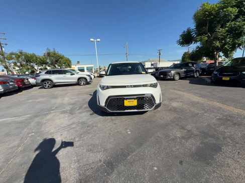 Used 2025 Kia Soul LX w/ LX Technology Package FWD image 4