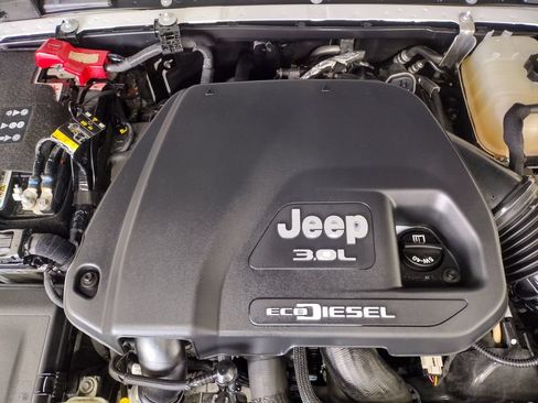 Used 2020 Jeep Wrangler Unlimited Sahara AWD/4WD image 8
