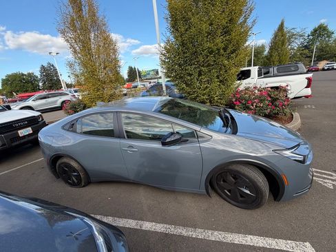 Used 2025 Toyota Prius Plug-In Hybrid FWD image 8