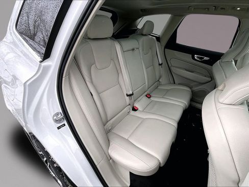 Certified 2023 Volvo XC60 B5 Plus image 24