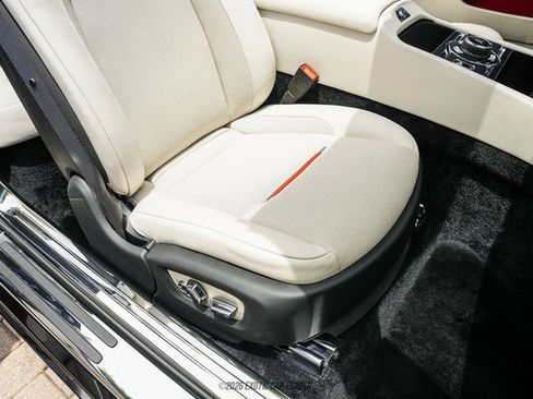 Used 2019 Rolls-Royce Dawn RWD image 34