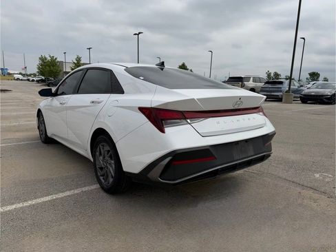 Used 2024 Hyundai Elantra SEL FWD image 7