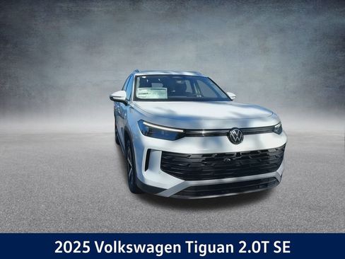 New 2025 Volkswagen Tiguan SE image 3