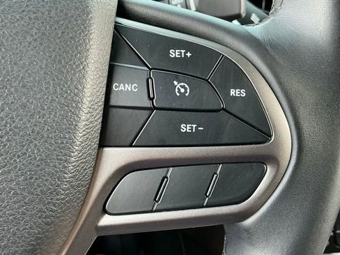 Used 2019 Jeep Cherokee Latitude Plus FWD image 27