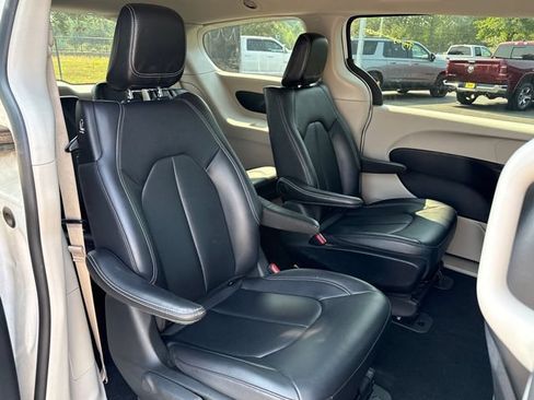 Used 2024 Chrysler Pacifica Limited FWD image 22