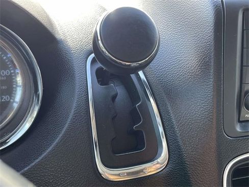 Used 2014 Chrysler Town & Country Touring image 26