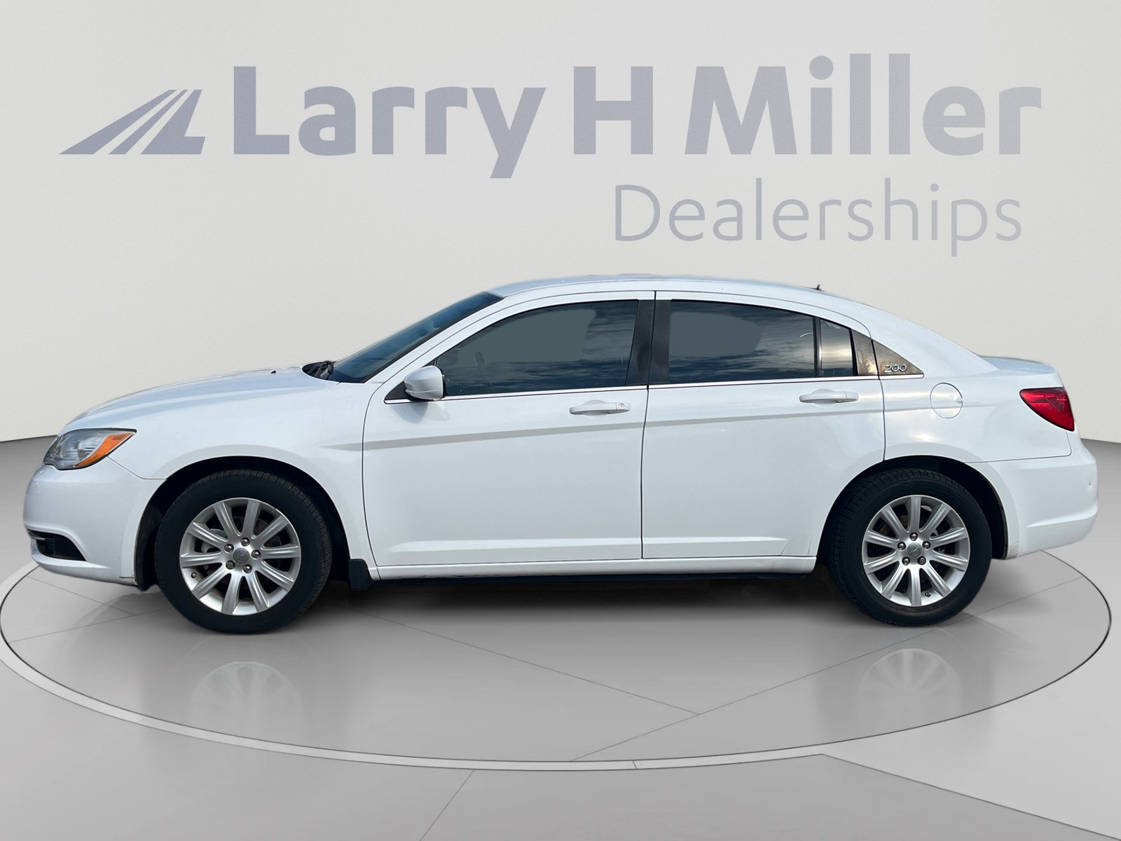 Used 2013 Chrysler 200 Touring FWD image 2