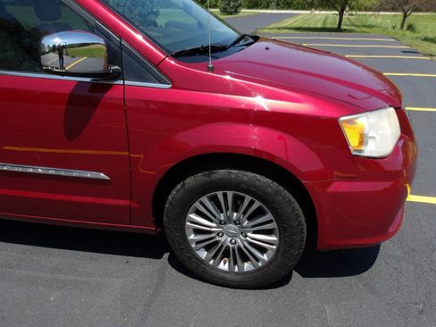 Used 2013 Chrysler Town & Country Touring-L w/ Driver Convenience Group FWD image 30