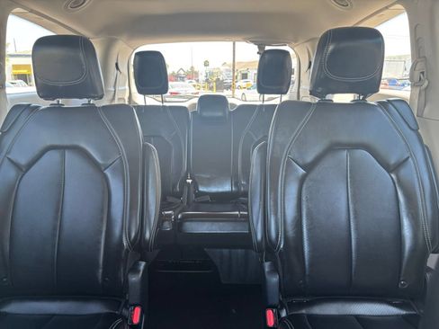 Used 2024 Chrysler Pacifica Touring-L FWD image 40