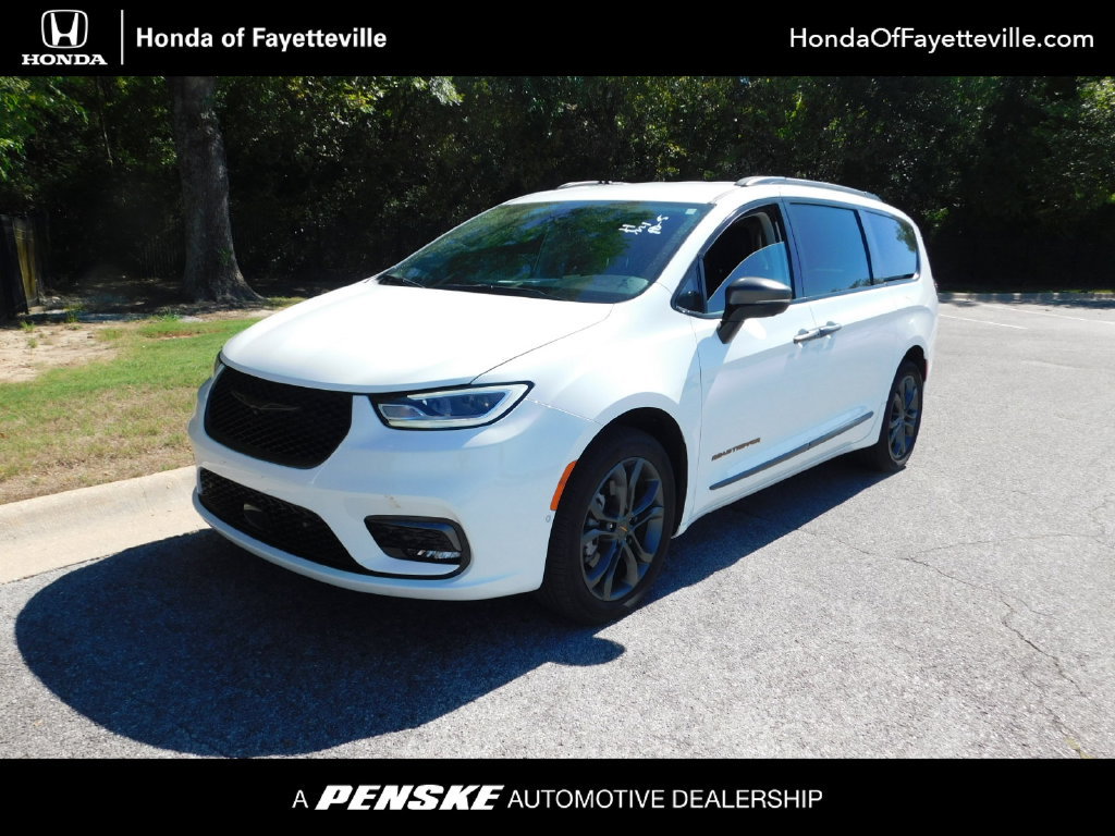 Used 2024 Chrysler Pacifica Touring-L w/ Road Tripper Package AWD/4WD image 1