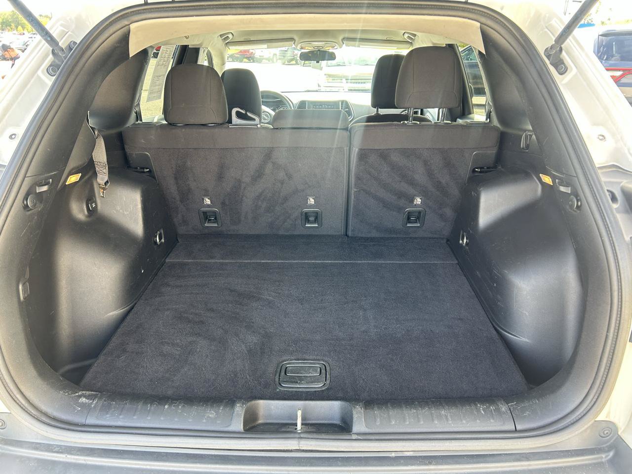 Used 2019 Jeep Cherokee Latitude w/ Popular Appearance Group FWD image 17