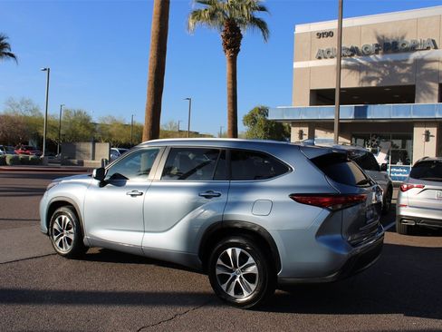 Used 2023 Toyota Highlander XLE image 3