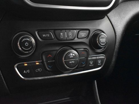Used 2022 Jeep Cherokee Trailhawk AWD/4WD image 16