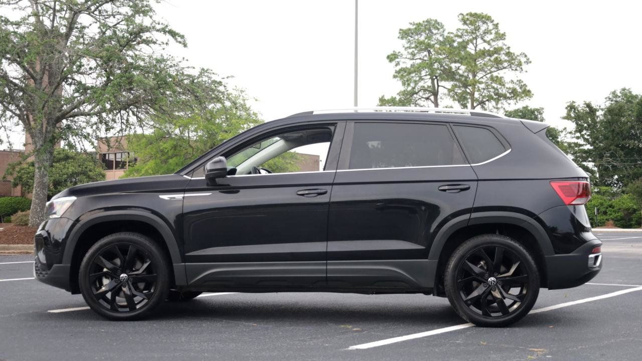 Used 2022 Volkswagen Taos SE FWD image 2