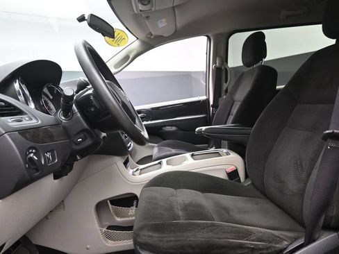 Used 2014 Dodge Grand Caravan SXT FWD image 17