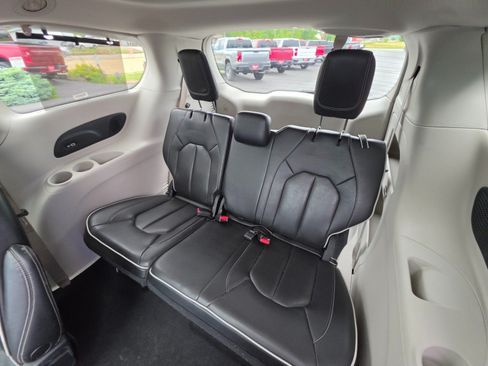 Used 2023 Chrysler Pacifica Limited FWD image 22