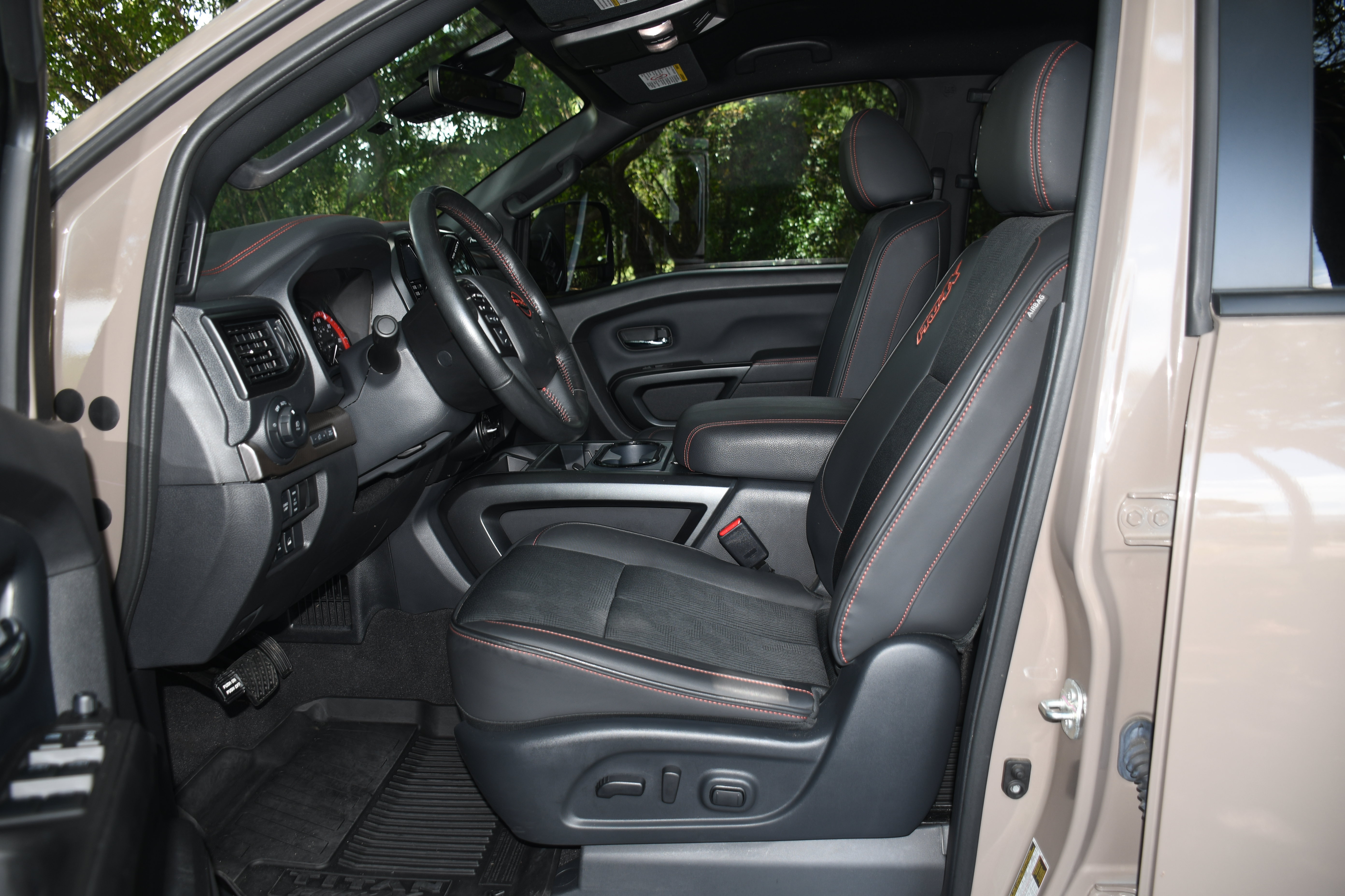 Used 2024 Nissan Titan PRO-4X AWD/4WD image 7