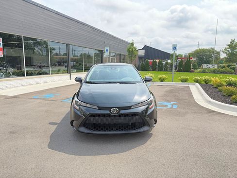 Used 2021 Toyota Corolla LE FWD image 2