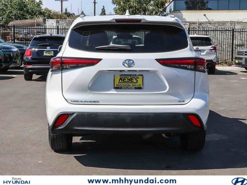 Used 2023 Toyota Highlander XLE FWD image 3