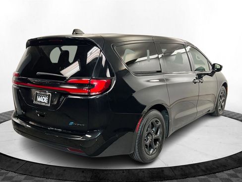 Used 2024 Chrysler Pacifica Limited w/ Uconnect Theater Family Group image 5