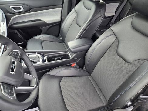 Used 2025 Jeep Compass Latitude image 24