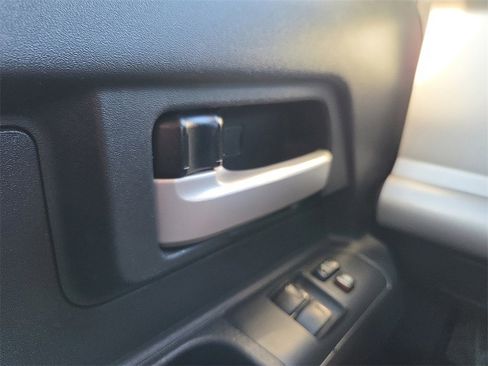 Used 2011 Toyota FJ Cruiser 4WD image 17