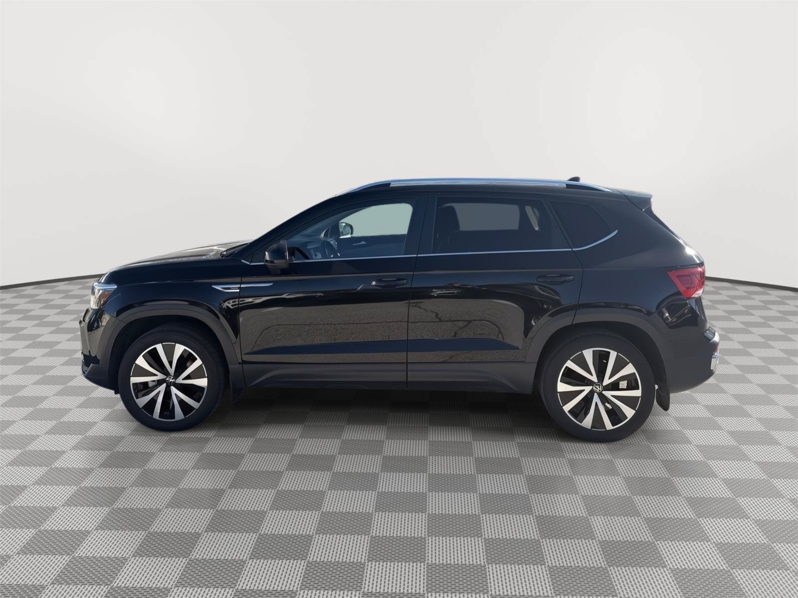 Used 2023 Volkswagen Taos SE w/ Panoramic Sunroof Package AWD/4WD image 6
