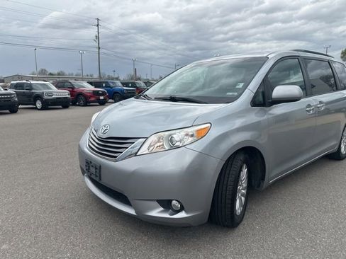 Used 2015 Toyota Sienna XLE w/ XLE Navigation Package image 28