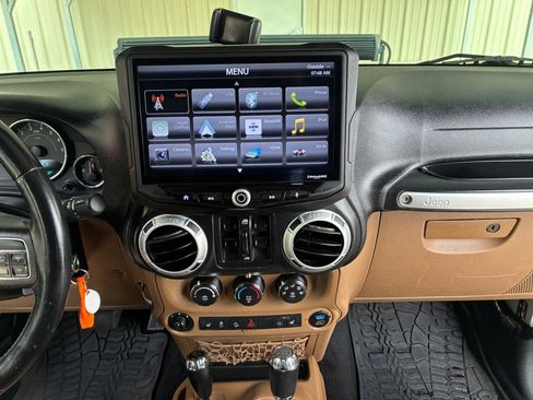 Used 2015 Jeep Wrangler Unlimited Sahara w/ Connectivity Group AWD/4WD image 18