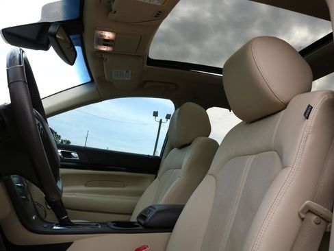 Used 2019 Lincoln MKT AWD image 22