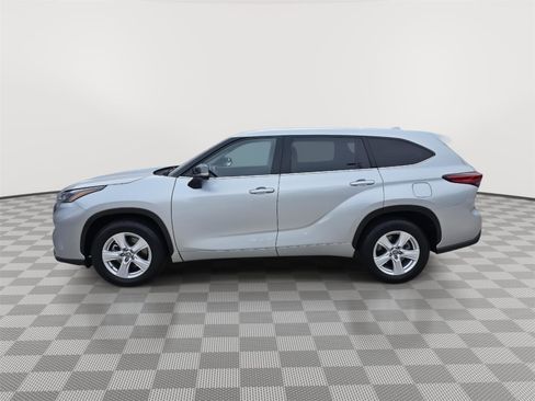 Used 2021 Toyota Highlander LE image 2